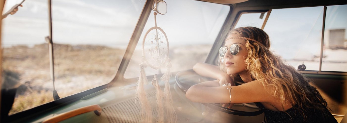 Hipster mit Sonnenbrille im Buli Hipster mit Sonnenbrille im Buli