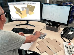 Entwickler vor zwei Monitoren - CAD Zeichnung geöffnet Entwickler vor zwei Monitoren - CAD Zeichnung geöffnet